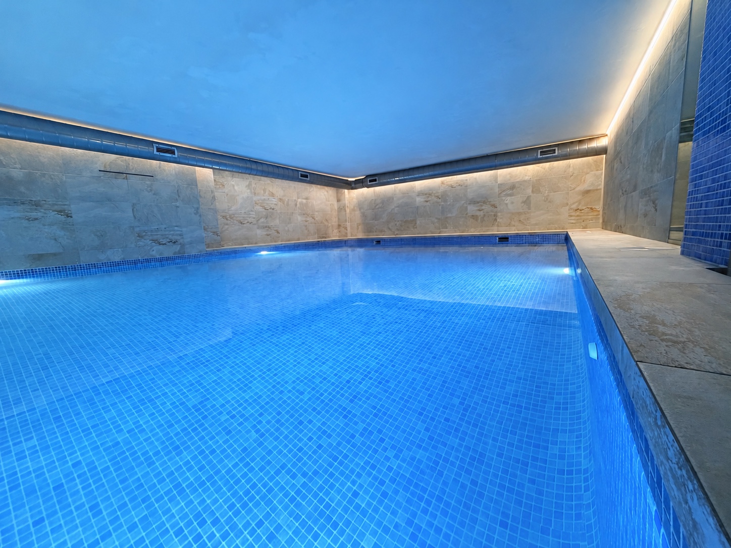Zona de spa con piscina climatizada comunitaria