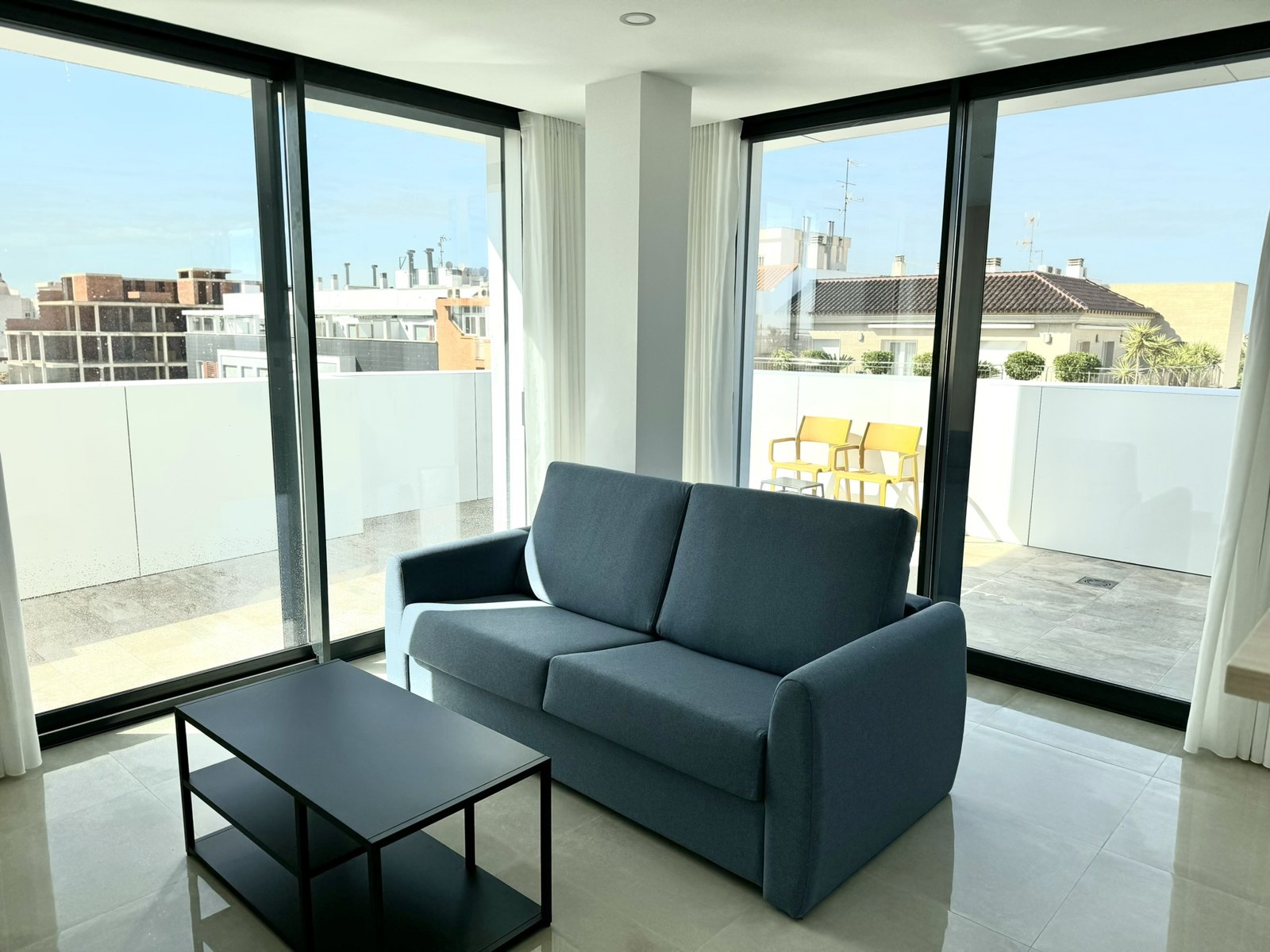 Salón de un ático Lamar abierto a su terraza privada
